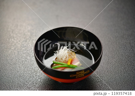和食のお椀に入ったお吸い物 119357418