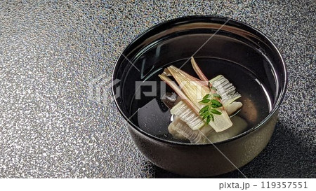 和食のお椀に入ったお吸い物 和食のお椀に入ったお吸い物 119357551