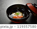 和食のお椀に入ったお吸い物 119357580