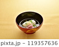 和食のお椀に入ったお吸い物 119357636