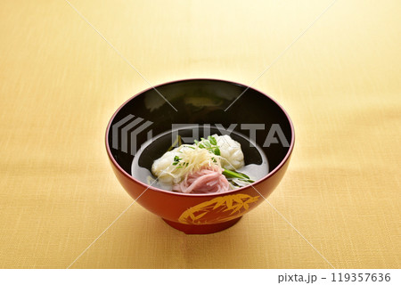 和食のお椀に入ったお吸い物 119357636