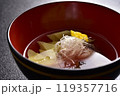 和食のお椀に入ったお吸い物 119357716