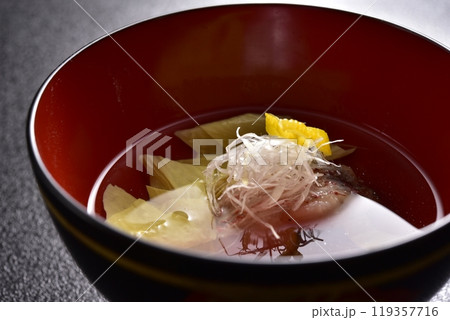 和食のお椀に入ったお吸い物 119357716