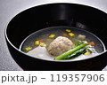 和食のお椀に入ったお吸い物 119357906