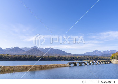 秋晴れの日の旧国鉄士幌線タウシュベツ川橋梁　北海道上士幌町 119358014