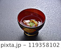 和食のお椀に入ったお吸い物 119358102