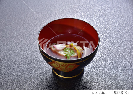 和食のお椀に入ったお吸い物 119358102