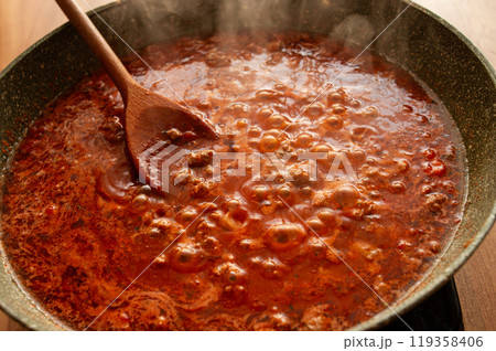 cooking, bolognese sauce, in a frying pan, stirring with a wooden spoon, tomato meat sauce, homemade, no people, cooking, bolognese sauce, in a frying pan, stirring with a wooden spoon, tomato meat sauce, homemade, no people, 119358406