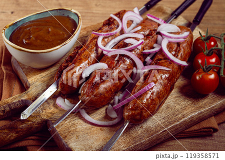 fried sausages, in English with bacon, for grilling, on a cutting board, top view, no people, 119358571