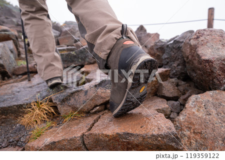 山に登る登山者の足もと 119359122