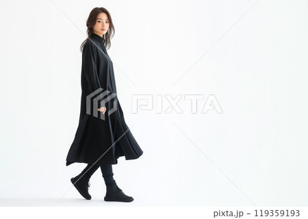 黒い服装で歩く若い女性 119359193