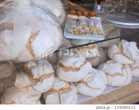 ポルトガル、コインブラのメレンゲ菓子 ポルトガル、コインブラ メレンゲ菓子「ススピーロ」 ポルトガル、コインブラのメレンゲ菓子 ポルトガル、コインブラ メレンゲ菓子「ススピーロ」 119360212