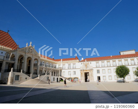 世界遺産コインブラ大学　旧大学前の広場　（ポルトガル、コインブラ） 119360360