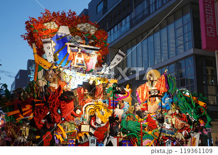 ユネスコ無形文化遺産・八戸三社大祭の大型山車。迫力ある彫刻と鮮やかな色彩が魅力の伝統的な夏祭り風景 ユネスコ無形文化遺産・八戸三社大祭の大型山車。迫力ある彫刻と鮮やかな色彩が魅力の伝統的な夏祭り風景 119361109