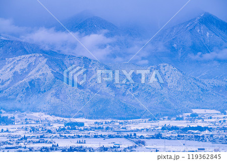 【冬素材】冬の松本平と雲のかかった北アルプス【長野県】 119362845