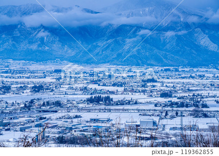 【冬素材】冬の松本平と雲のかかった北アルプス【長野県】 119362855