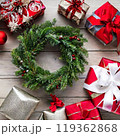 赤いリボンとクリスマスツリー 119362868