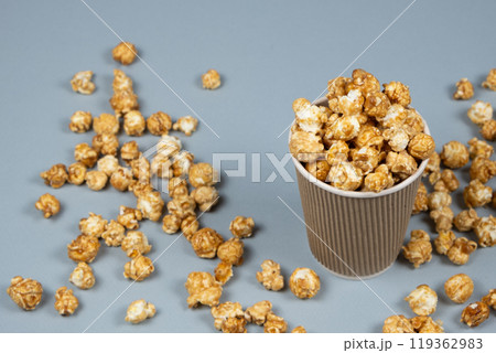 Sweet caramelized popcorn in a bucket. 119362983