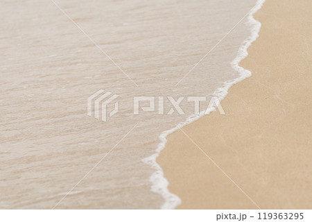 砂浜と穏やかな波 119363295