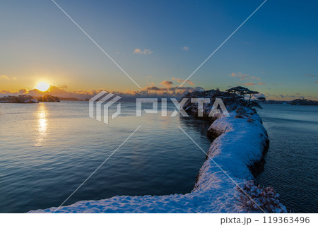 朝の雪景色の松島 119363496