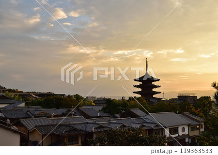 京都・東山の夕景 119363533