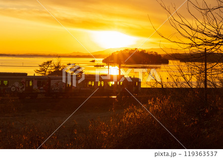 夕暮れの松島を走る仙石線 夕暮れの松島を走る仙石線 119363537