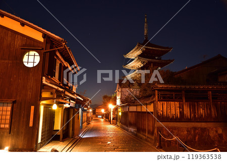 京都。八坂の塔の夜景 119363538