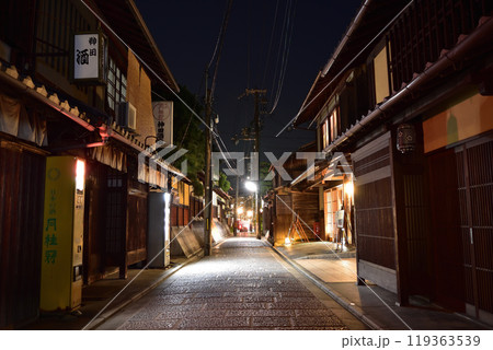 京都・祇園下河原通りの夜景 119363539