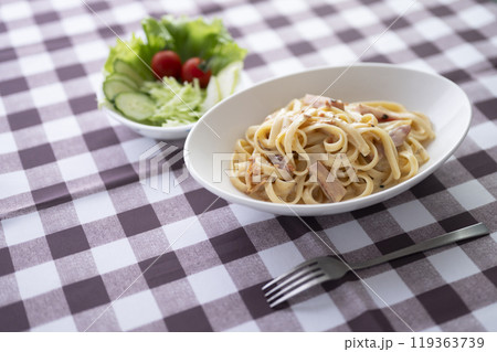 美味しそうなカルボナーラ 119363739