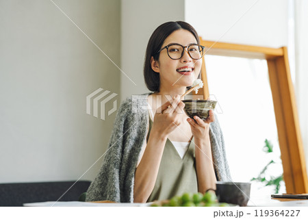 ご飯を食べる若い女性 ご飯を食べる若い女性 119364227