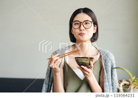 ご飯を食べる若い女性 119364231