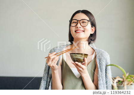 ご飯を食べる若い女性 ご飯を食べる若い女性 119364232