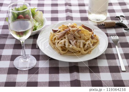 カルボナーラと白ワイン 119364238