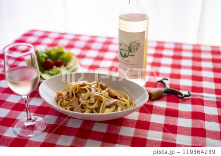 カルボナーラと白ワイン カルボナーラと白ワイン 119364239