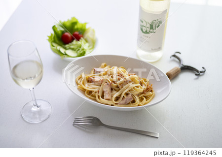 カルボナーラと白ワイン 119364245