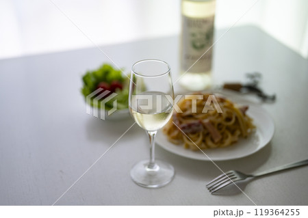 カルボナーラと白ワイン 119364255