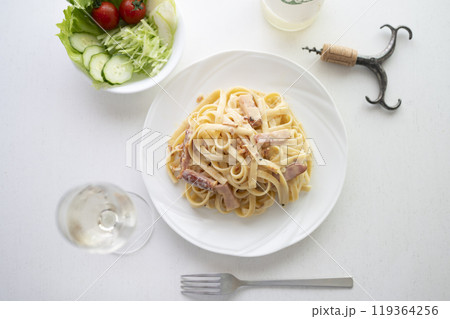 カルボナーラと白ワイン カルボナーラと白ワイン 119364256