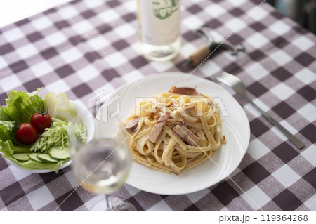 カルボナーラと白ワイン 119364268