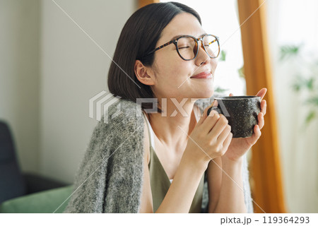 お家でホットコーヒーを飲む女性 お家でホットコーヒーを飲む女性 119364293