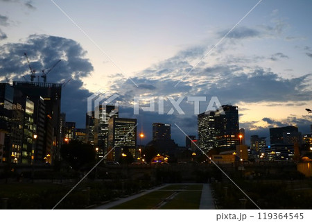 大阪、中の島、中ノ島、土佐堀川、堂島川、大阪市役所、淀屋橋ツインビル工事、中ノ島界隈を歩く、黄昏 119364545