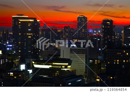 大阪、黄昏時の大阪、夕焼けの大阪、マジックアワー大阪、大阪中央区、オオサカ、大阪湾に沈む夕日 119364854
