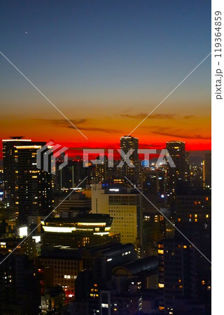 大阪、黄昏時の大阪、夕焼けの大阪、マジックアワー大阪、大阪中央区、オオサカ、大阪湾に沈む夕日 119364859