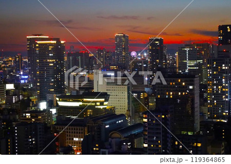 大阪、黄昏時の大阪、夕焼けの大阪、マジックアワー大阪、大阪中央区、オオサカ、大阪湾に沈む夕日 119364865