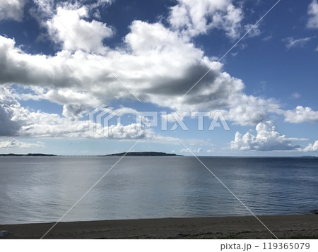 ヤンバルの離島が見える海辺 119365079