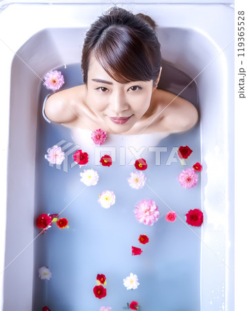 入浴する若い女性のイメージ素材 119365528