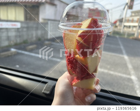 ドライブしながら食べたりんご飴 119365616