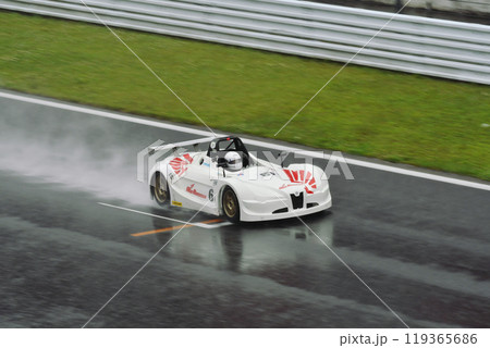 VITAレーシングカー雨の路面を激走 VITAレーシングカー雨の路面を激走 119365686