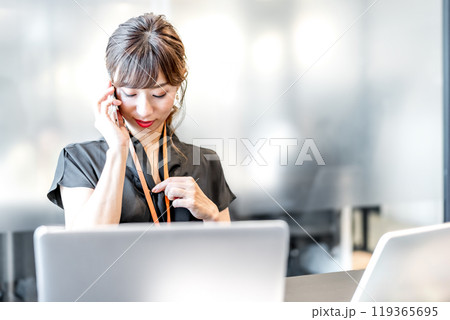 通話機能で会話をする女性 119365695