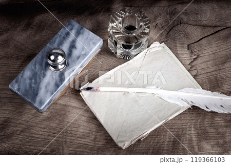 Vintage retro fountain pen and inkwell with old letters on a wooden table 119366103