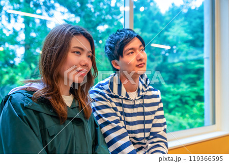 トレッキング ロッジで休憩する若者 トレッキング ロッジで休憩する若者 119366595